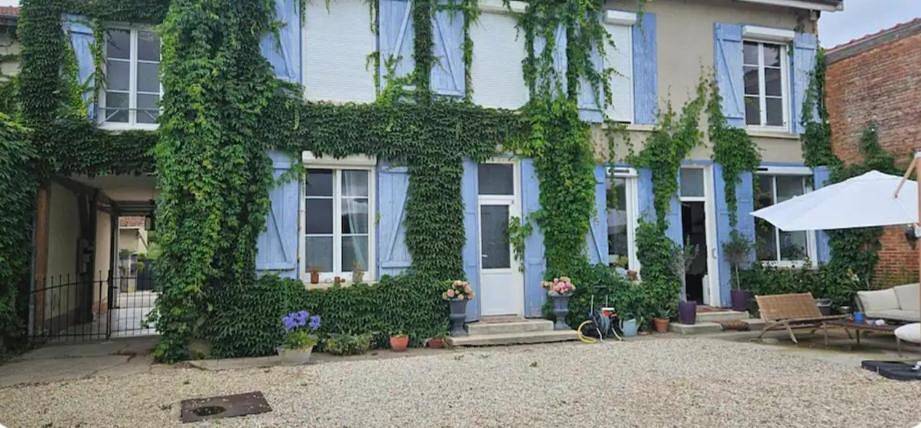 Location de vacances pour 2 personnes, avec Terrasse ainsi que Jardin et Vue dans Larzicourt
