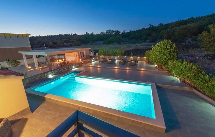 Gemütliches Apartment mit Pool, WiFi & Parkplatz in Dalmatinisches Zagora