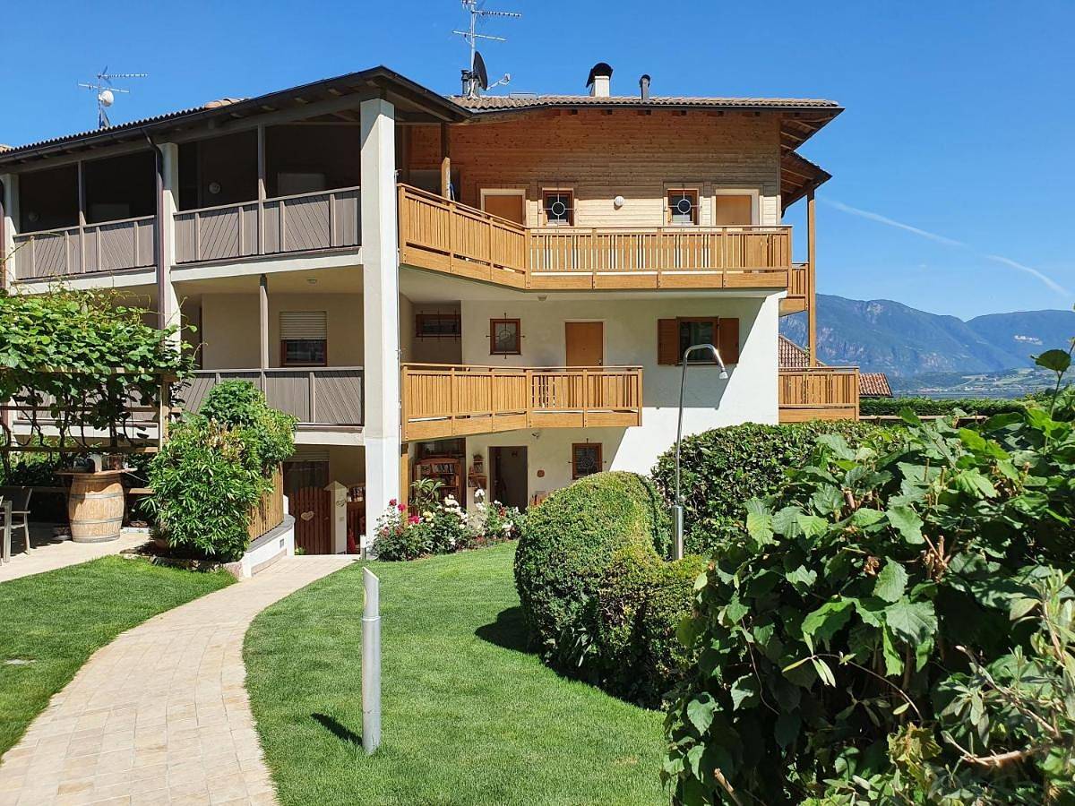 Ganze Wohnung, Apartment with Balcony in Andrian, Nonsberggruppe