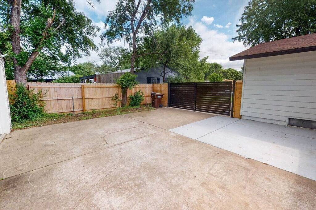 Stylish Mid-Century Home | 4Br | 2 King Beds | Sleeps 10 | Big Backyard in Wichita, Kansas