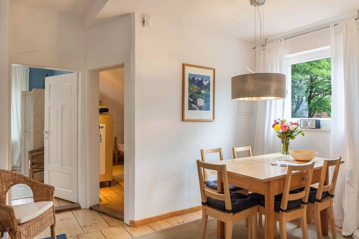 Ganze Wohnung, Ferienwohnung "im Blauen Haus" mit Bergblick, Wlan, 2 Balkonen und Garten in Garmisch-Partenkirchen, Bayerische Alpen