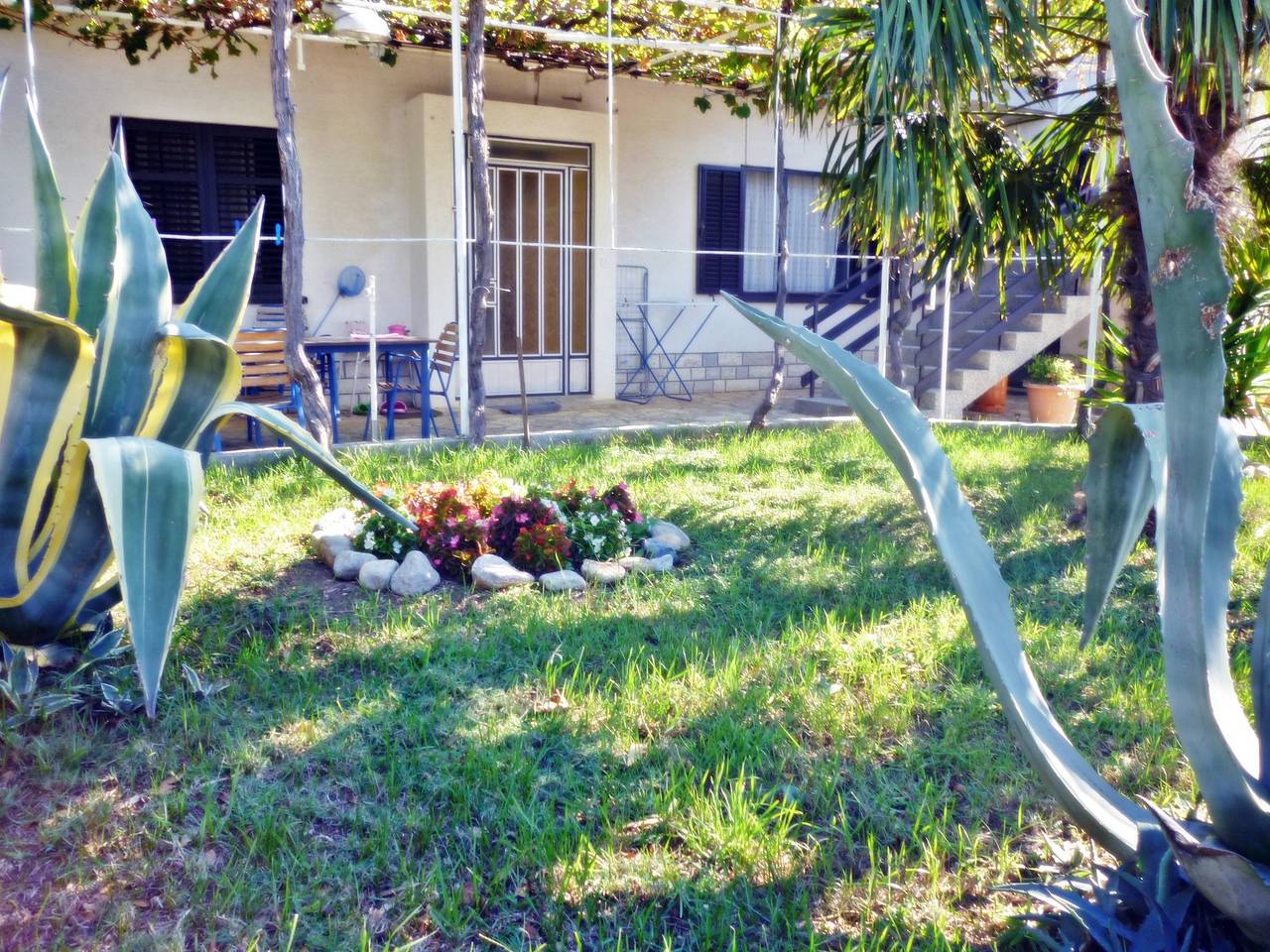 Entire apartment, Holiday apartment for 5 people with balcony in Starigrad, Zadar