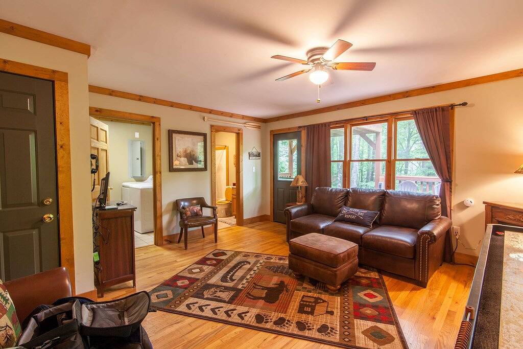 2Bd / 2. 5Ba Cabin off Blue Ridge Parkway mit König Master Suite, Creek, Feuerstelle, Shuffleboard Tisch, in der Nähe von Blowing Rock Attraktionen & App Ski Mtn! in Blue Ridge Parkway, Caldwell County