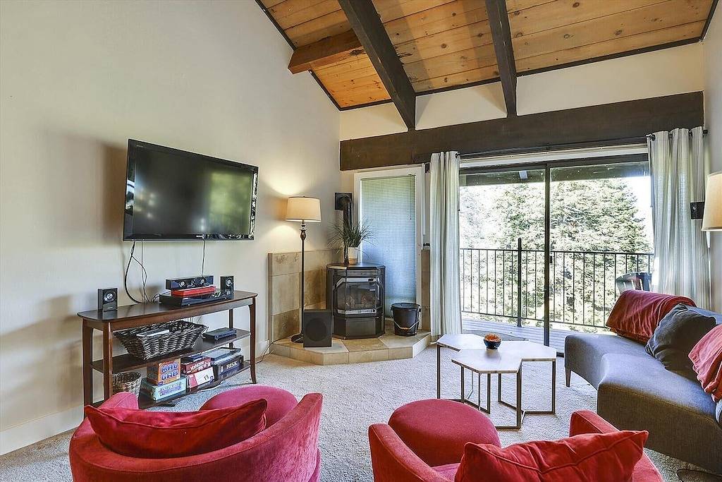 Ganze Wohnung, Ruhige Sommerwohnung weniger als eine Meile von der Basis des Alpine Meadows Resort. Nur 10 Minuten nach Tahoe City. Perfekte Lage für alle Tahoe Summer-Aktivitäten! in Alpine Meadows, Placer County