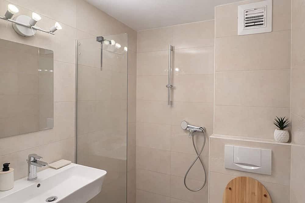 Entire apartment, Prime location Aachener Str.: cafés, park and city! in Cologne, Rhineland