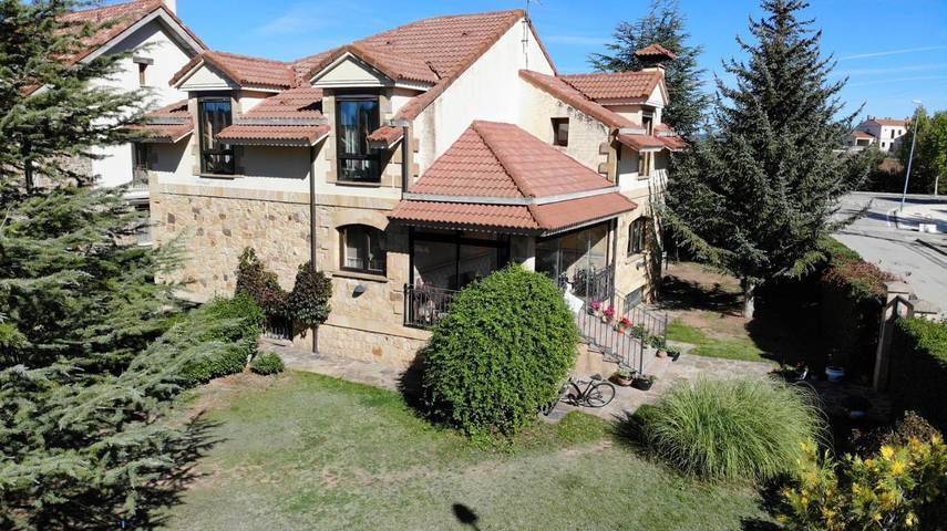 Apartamento para 12 personas, con Balcón y Jacuzzi además de Terraza y Jardín en Garray