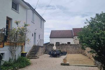 Gîte pour 7 personnes, avec jardin à Saint-Germain-le-Rocheux