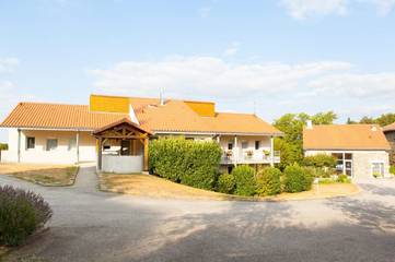Gîte pour 6 personnes, avec piscine ainsi que vue et jardin à Blondeur