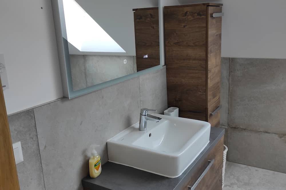 Geheel appartement, Schöne kleine Wohnung in einer neuen kleinen Residenz in Linz - Wels