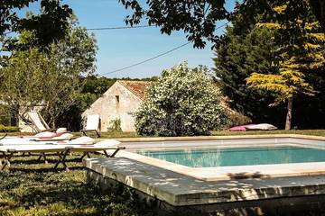 Gîte pour 6 personnes, avec piscine ainsi que terrasse et jardin à Saint-Coutant-le-Grand
