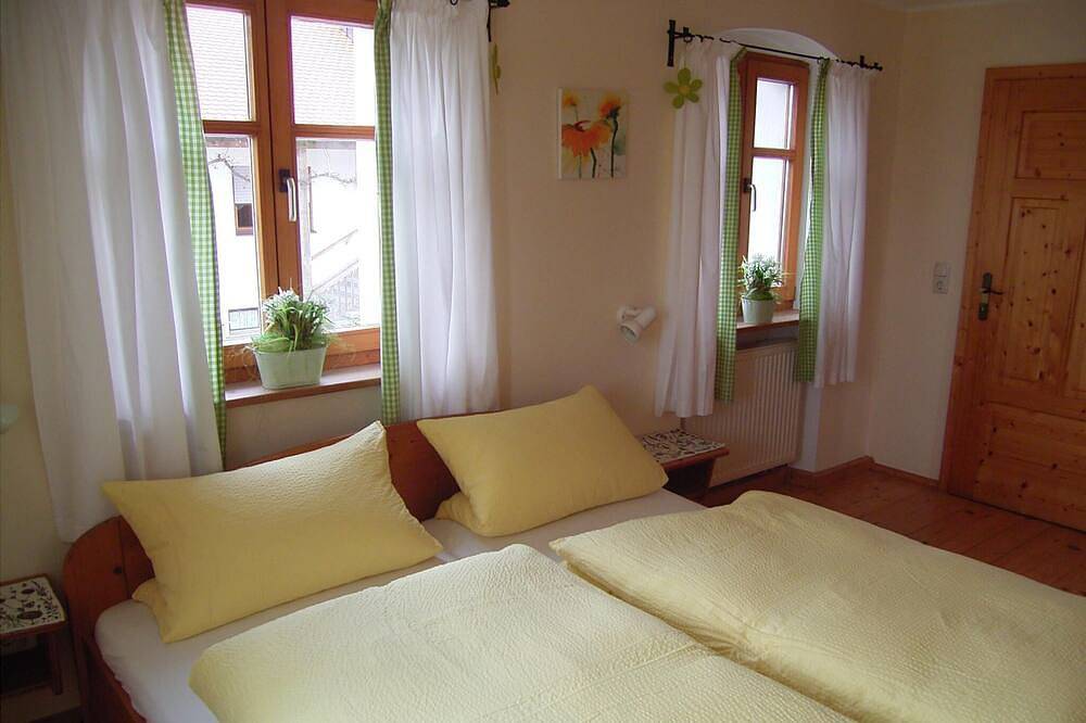 Ganze Wohnung, Gemütliche Ferienwohnung mit Balkon im Oberpfälzer Wald in Schönsee, Naturpark Oberpfälzer Wald