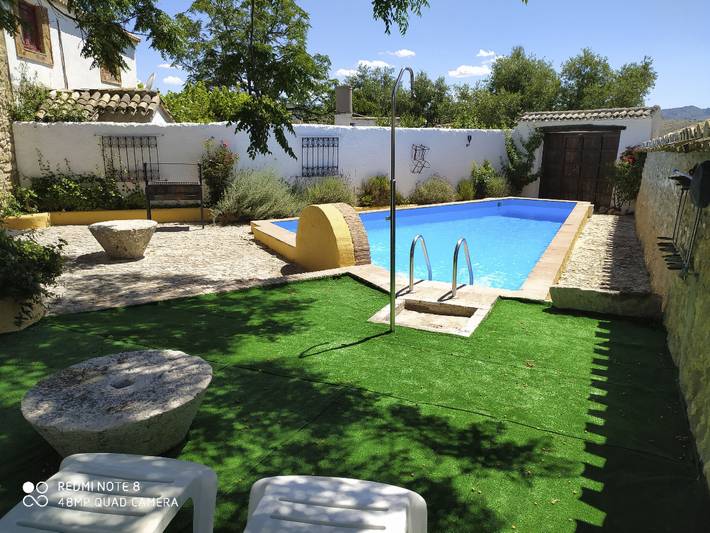 Casa rural para 6 personas, con piscina además de terraza y jardín, Se admiten mascotas en Algarinejo
