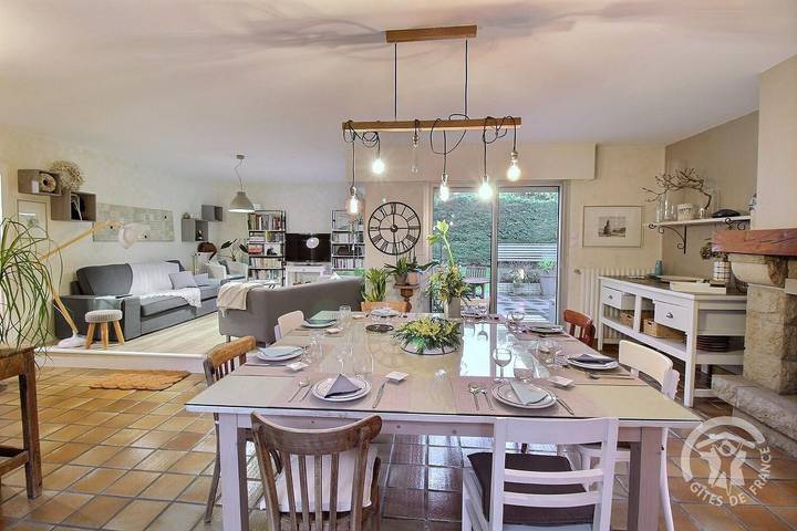 Gîte pour 8 personnes, avec Terrasse ainsi que Jardin et Vue à Pleudaniel