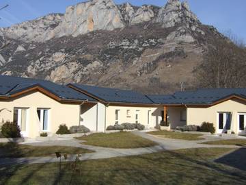 Gîte pour 4 personnes, avec terrasse et piscine à Les Cabannes