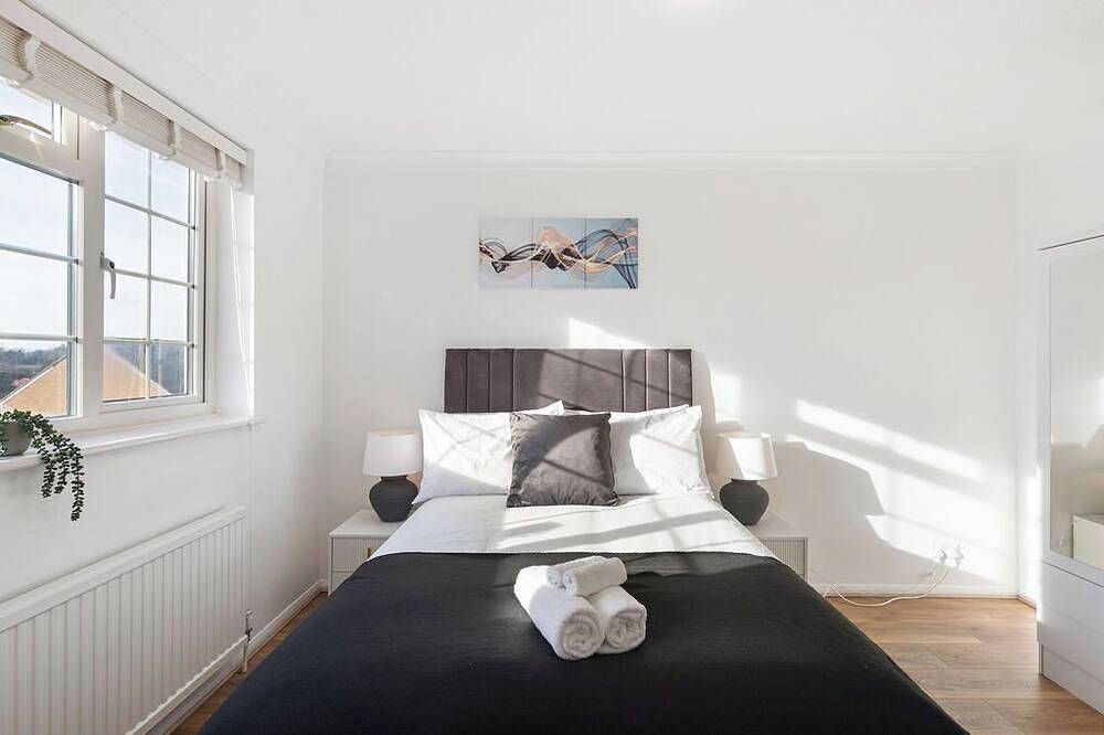 Garden Parking Wifi Near Sky Elstree Studios in Elstree and Borehamwood, Hertfordshire