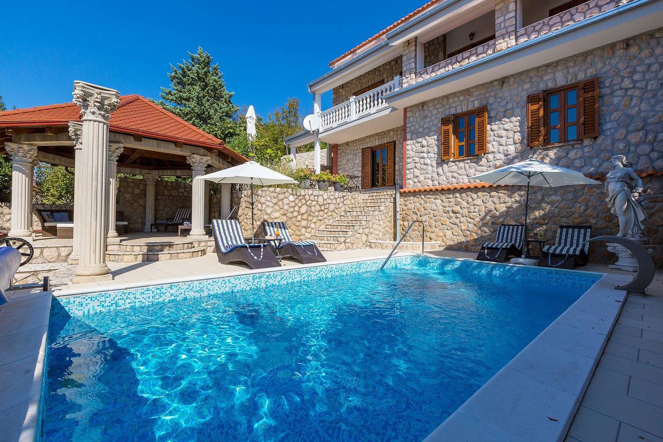 Ganze Wohnung, Reizendes Apartment nur 700 Meter zum Strand mit Meerblick, Pool, Bbq, Wifi in Crikvenica, Primorje-Gorski Kotar