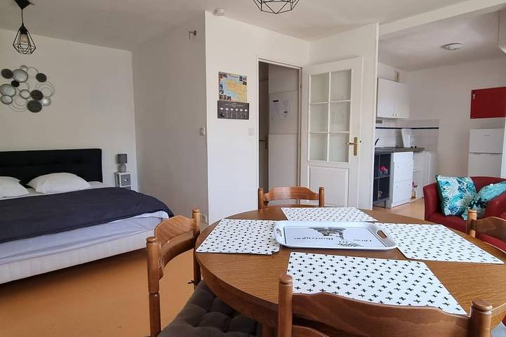 Appartement entier, Confortable Studio avec Balcon en plein Centre de Concarneau - Parking privé in Concarneau, Côte de Cornouaille