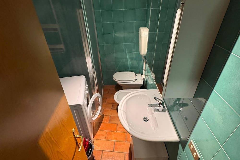 Apartamento entero, Apartamento 'Torbole Lake View Retreat' con vistas al lago, jardín privado y Wi-Fi in Torbole, Nago-Torbole