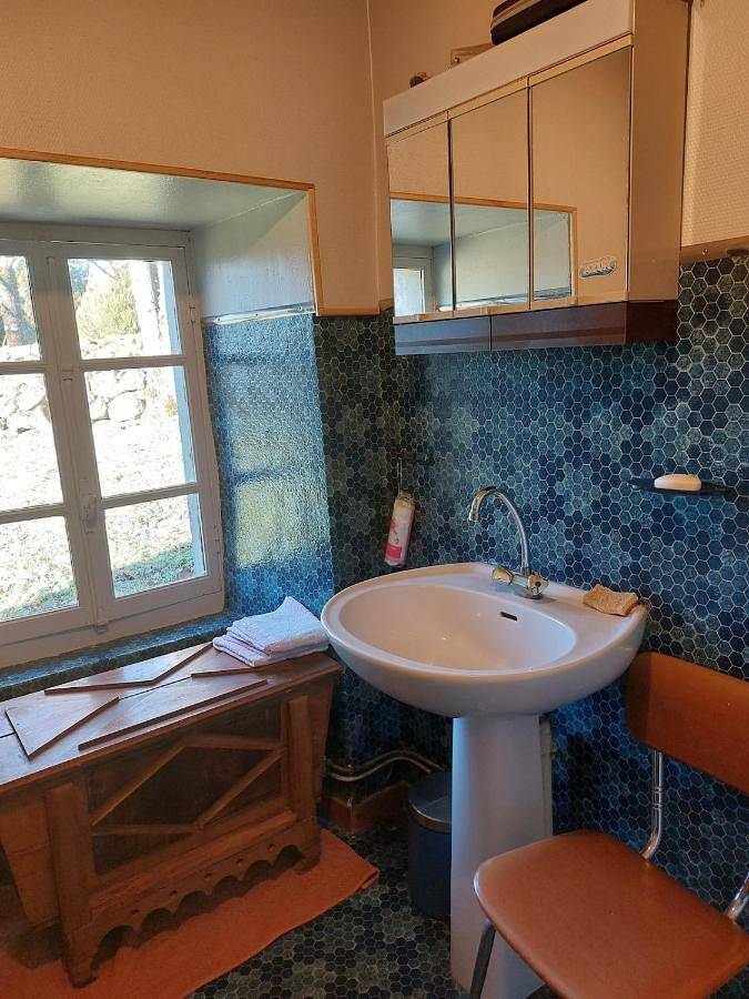 Two-Bedroom House in Méallet, Région de Mauriac