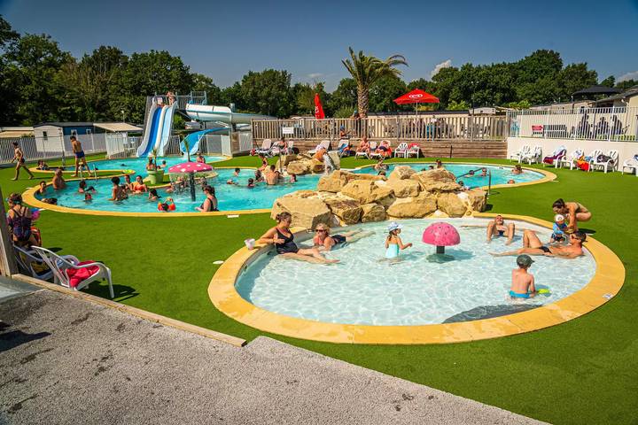 Mobil home pour 6 personnes, avec piscine et terrasse à Ambon - 2