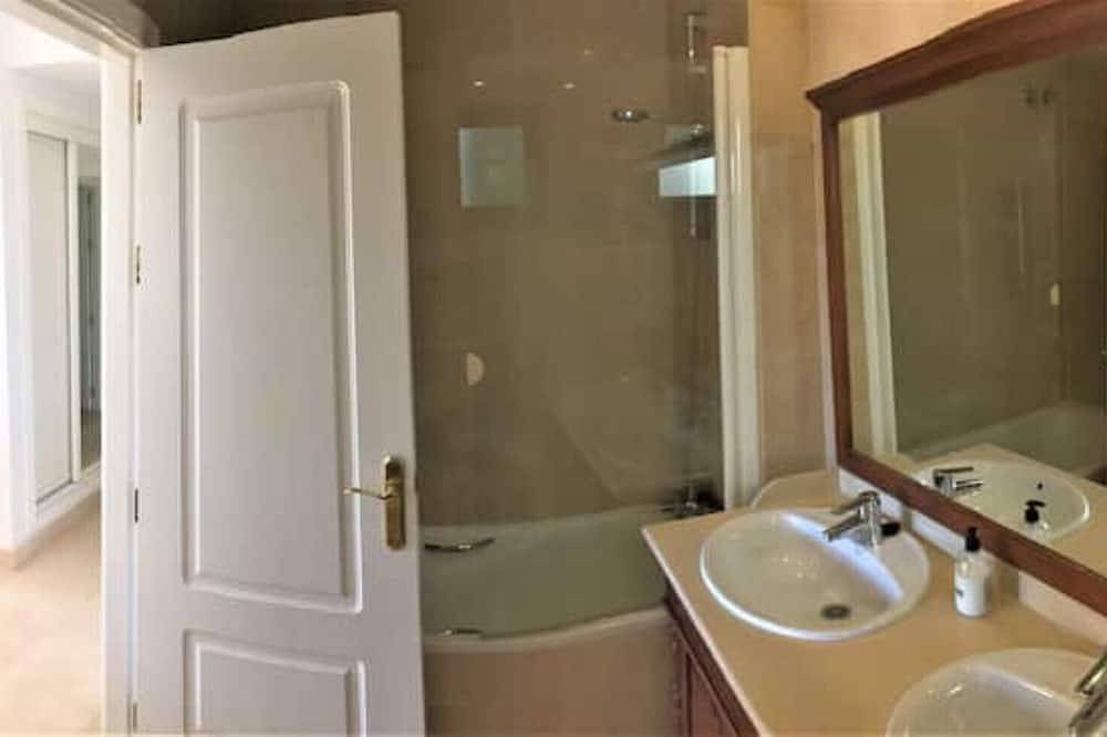 Entire apartment, Superior 3Br Apt Minutes From Puerto Banus y Marbella in Los Arqueros Golf and Country Club, Benahavís