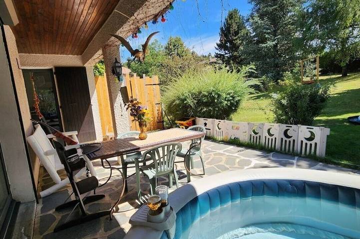 Gîte pour 8 personnes, avec jardin et jacuzzi à Saint-Just-Malmont