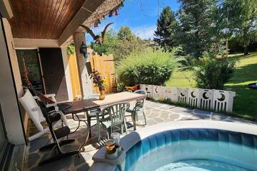 Location de vacances pour 8 personnes, avec jardin et jacuzzi à Saint-Just-Malmont