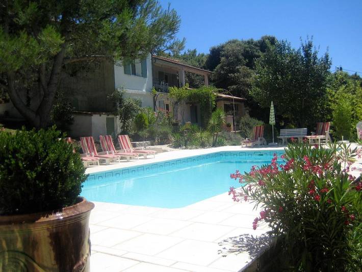 Location de vacances pour 14 personnes, avec Balcon et Terrasse ainsi que Jardin et Piscine à Saint-Victor-des-Oules
