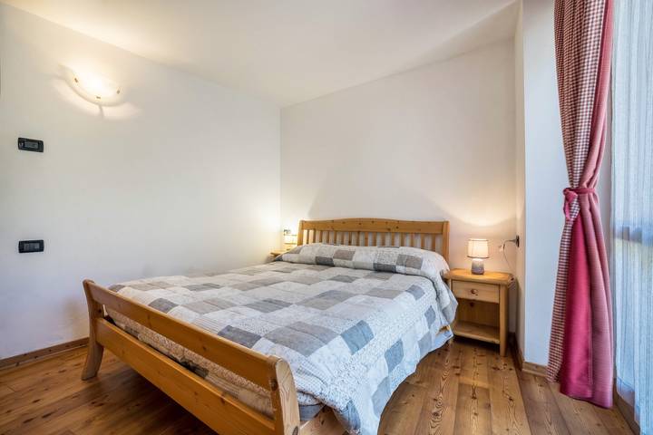 Entire apartment, Holiday Apartment "Agritur Piazera Con Terrazzo" with Mountain View in Ronzo-Chienis, Garda Mountains