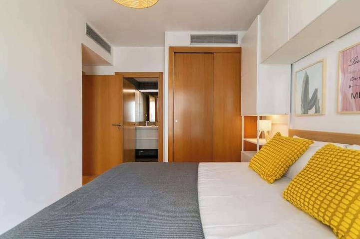 Entire apartment, Modern Spacious 3-Bedroom Apt with Pool near Beach in Sant Adrià de Besòs, Barcelonès