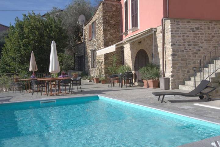 Ferienwohnung für 4 Personen, mit Terrasse und Whirlpool sowie Pool und Ausblick in Dolcedo
