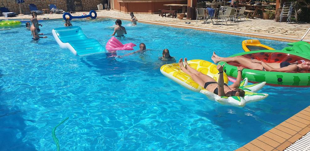 Gjestehus for 2 personer, med Balkong og Hage i tillegg til Barnebasseng i Hellas