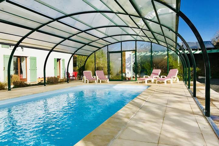 Gîte pour 10 personnes, avec jardin ainsi que sauna et piscine à La Chapelle-Saint-Étienne