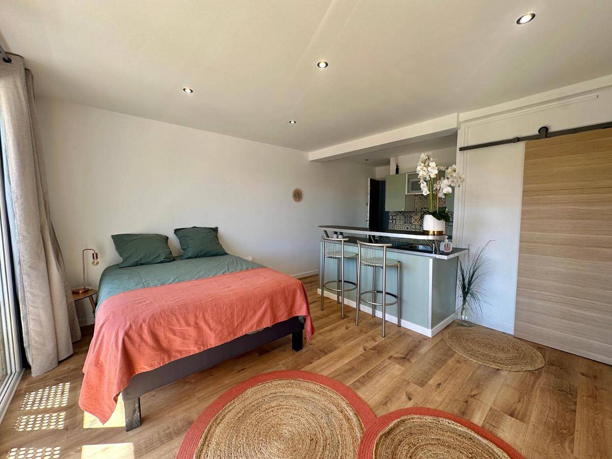 Appartement entier, One-Bedroom Apartment in Carnoux-en-Provence, Côte méditerranéenne (France)