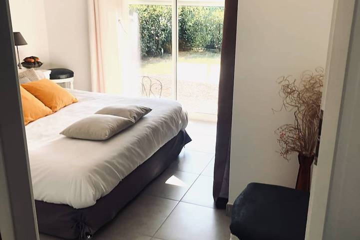Location de vacances pour 2 personnes, avec terrasse ainsi que jacuzzi et jardin dans Plage de Lava - 3