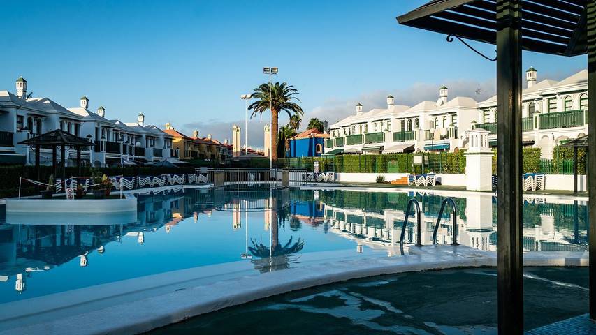 Apartamento para 3 personas, con balcón además de piscina y jardín en Campo Internacional