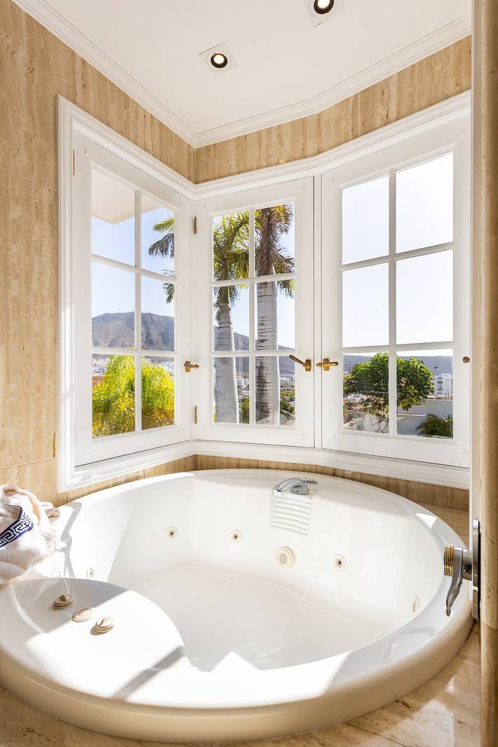 Villa pour 10 personnes, avec terrasse, adapté aux familles à Arona - 4