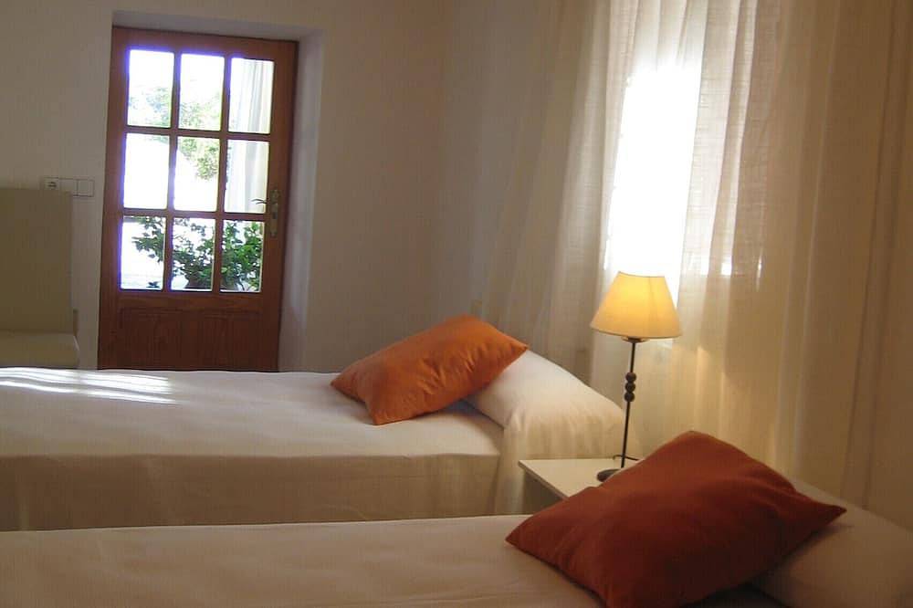 Villa 12 Pers Op 1 Km Stranden in Sant Carles de Peralta, Santa Eulària des Riu