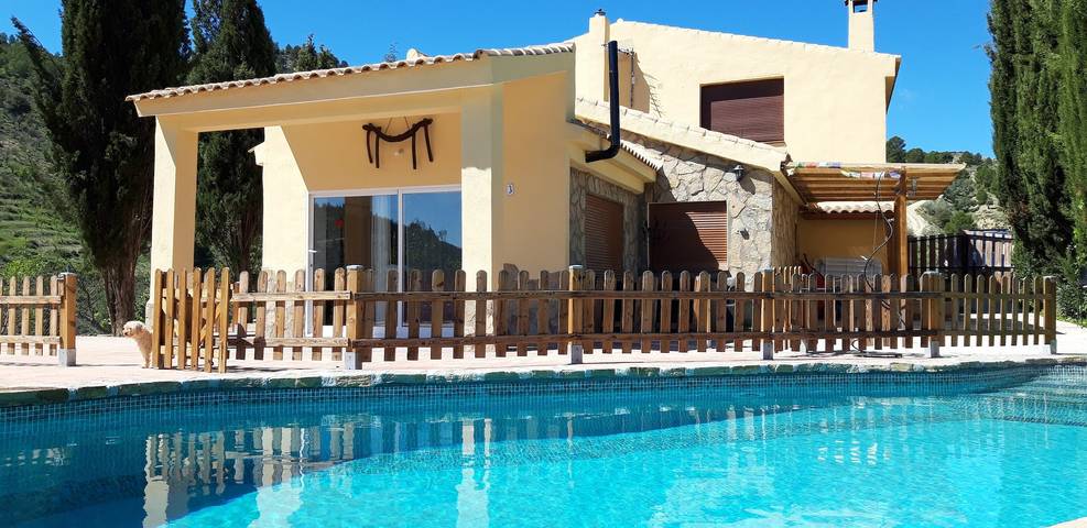 Casa rural para 16 personas, con Balcón y Jardín en Castril