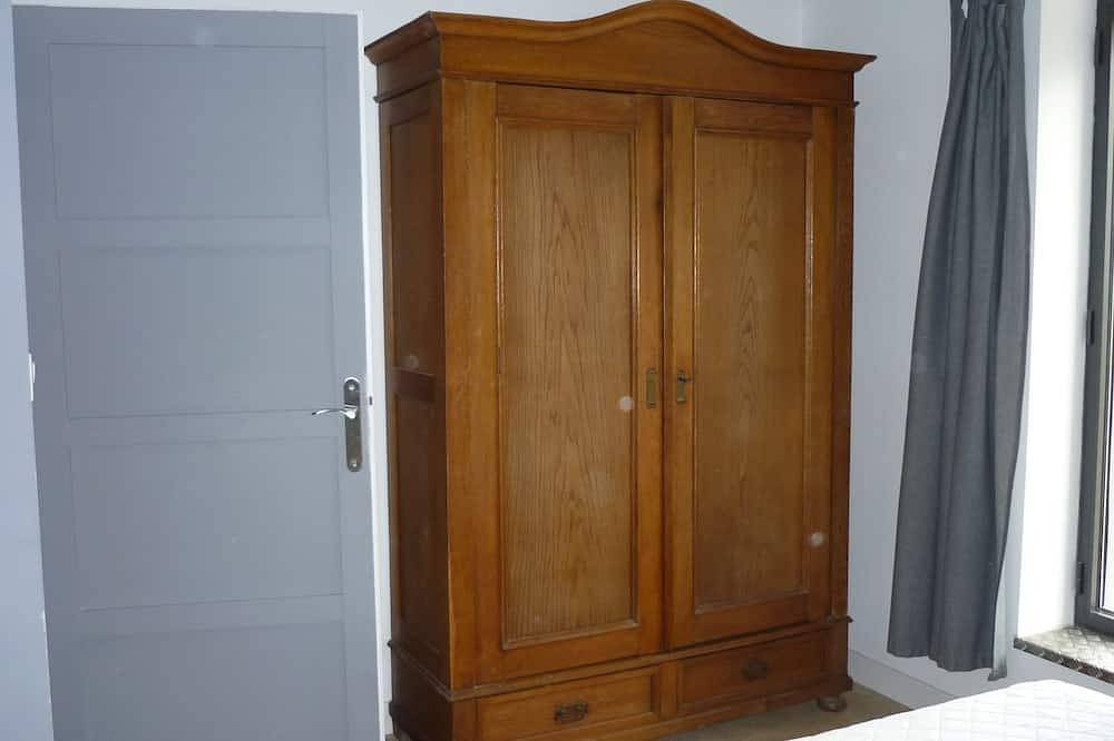Entire apartment, Renovated workshop for 6 people with shared, heated pool in Semur en Auxois in Semur-en-Auxois, Montbard region