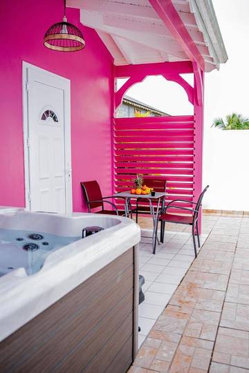 Location de vacances pour 4 personnes, avec balcon et jacuzzi à Les Abymes