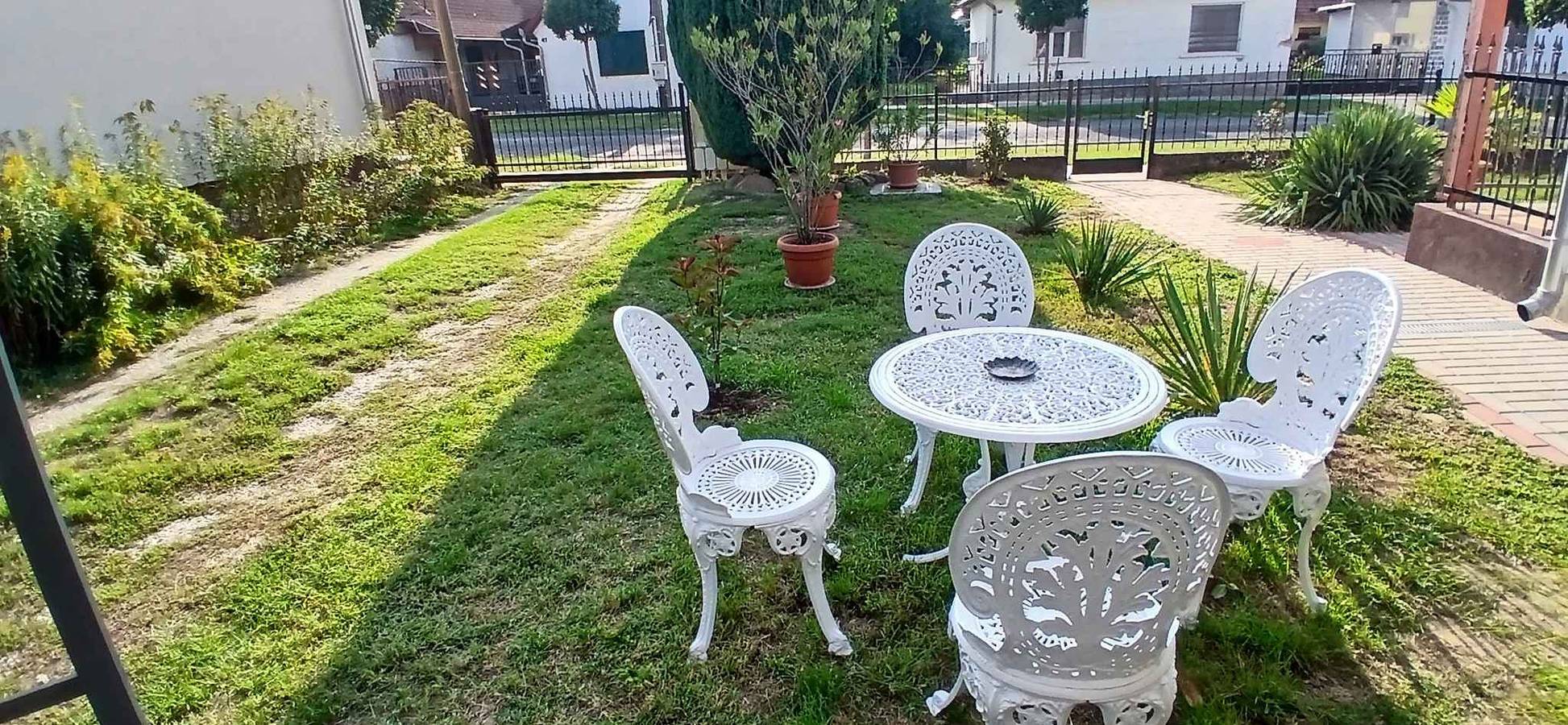 Ferienhaus mit Terassen und Klimaanlagen in Balatonbereny, Plattensee Südufer