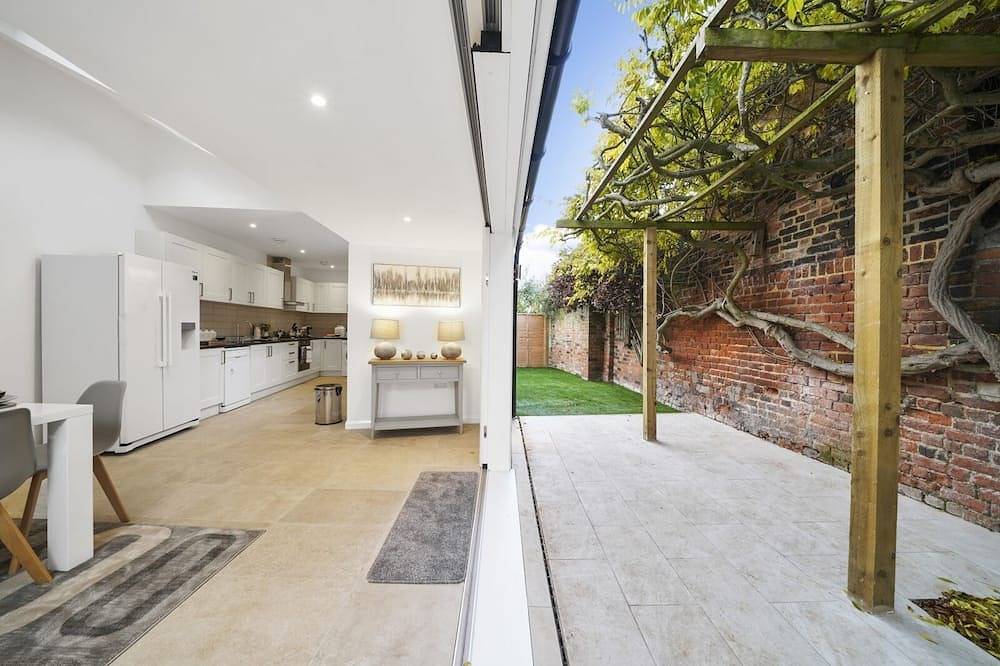 Eton Townhouse | 5 Beds | Castle Views | Parking | Prime High Street Location in Eton, Berkshire