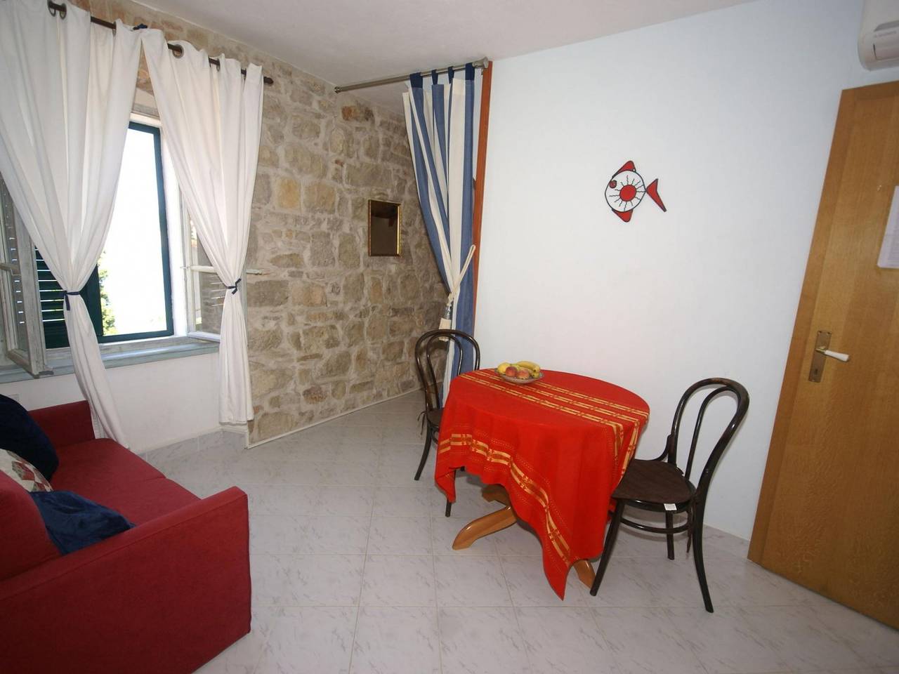 Ganze Wohnung, Rustic Apartment in Vis with Terrace in Vis Stadt, Vis