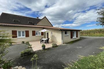 Gîte pour 4 personnes, avec jardin à Espoey