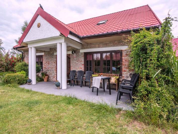 Atmospheric holiday home with a swimming pool in Polish Baltic Sea