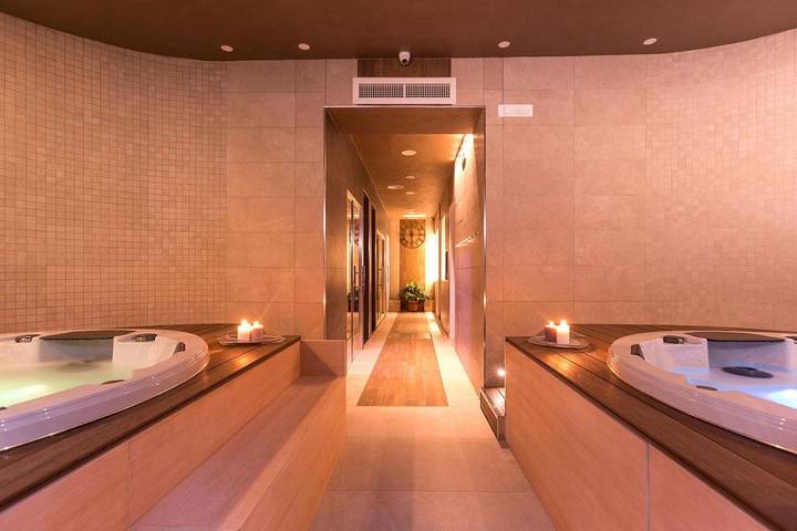 Hôtel pour 2 personnes, avec Terrasse et Jacuzzi ainsi que Jardin et Sauna à Patrica