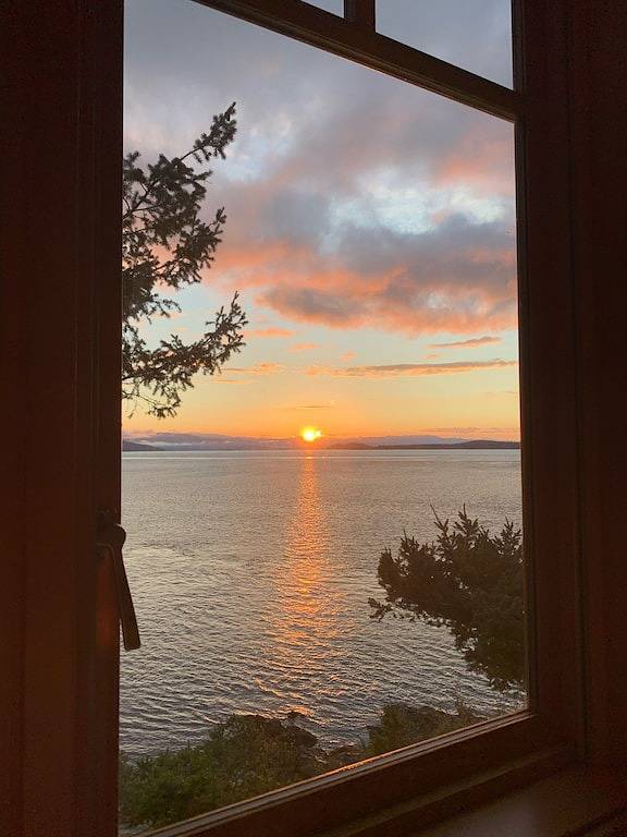 Vacation rental for 4 people, with yard and balcony as well as hot tub in Orcas Island