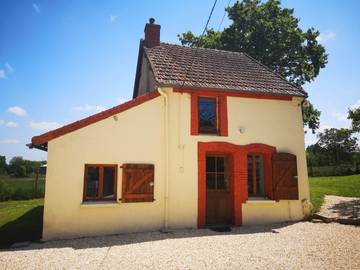 Gîte pour 6 personnes, avec terrasse ainsi que piscine et jardin dans Allier