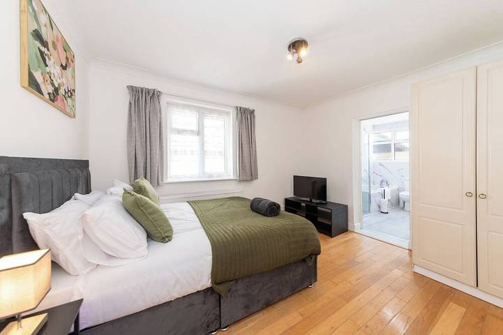 Spacious 5Br Home, Contractor Stay, Free Parking in Thorpe Park, Berkshire